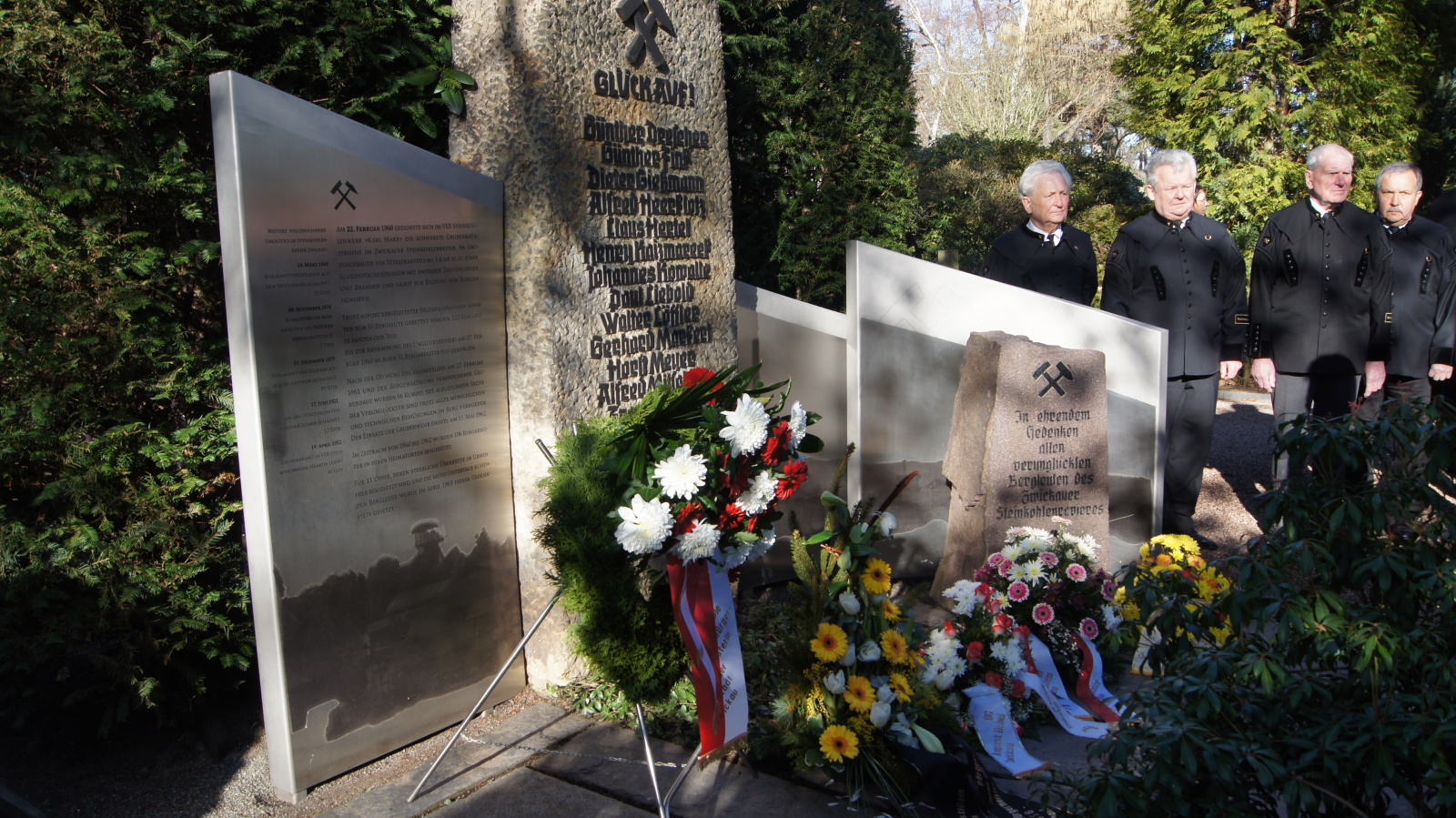 Stille Kranzniederlegung an der Gedenkstätte auf dem Hauptfriedhof in Zwickau