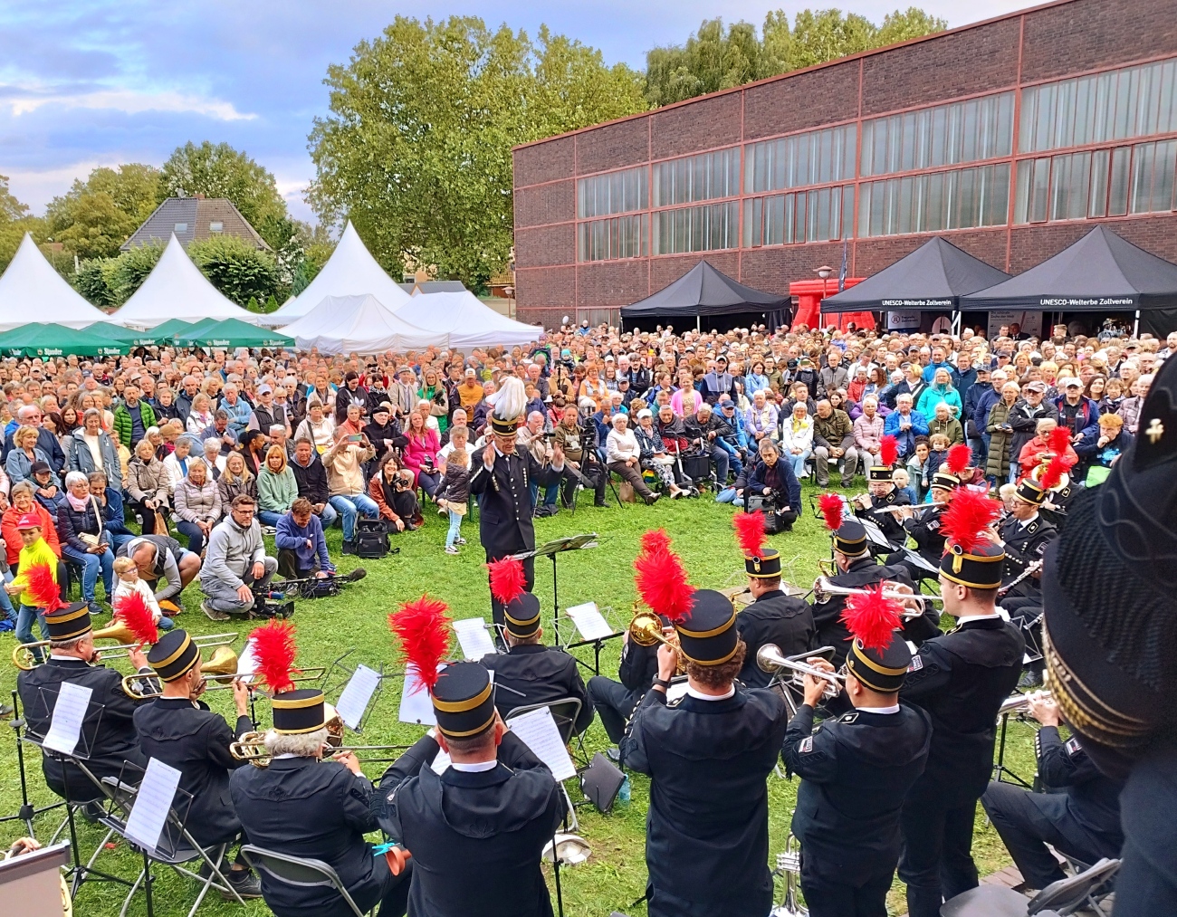 Tausende Besucher sangen begleitet vom Ruhrkohle-Orchester das Steigerlied.
