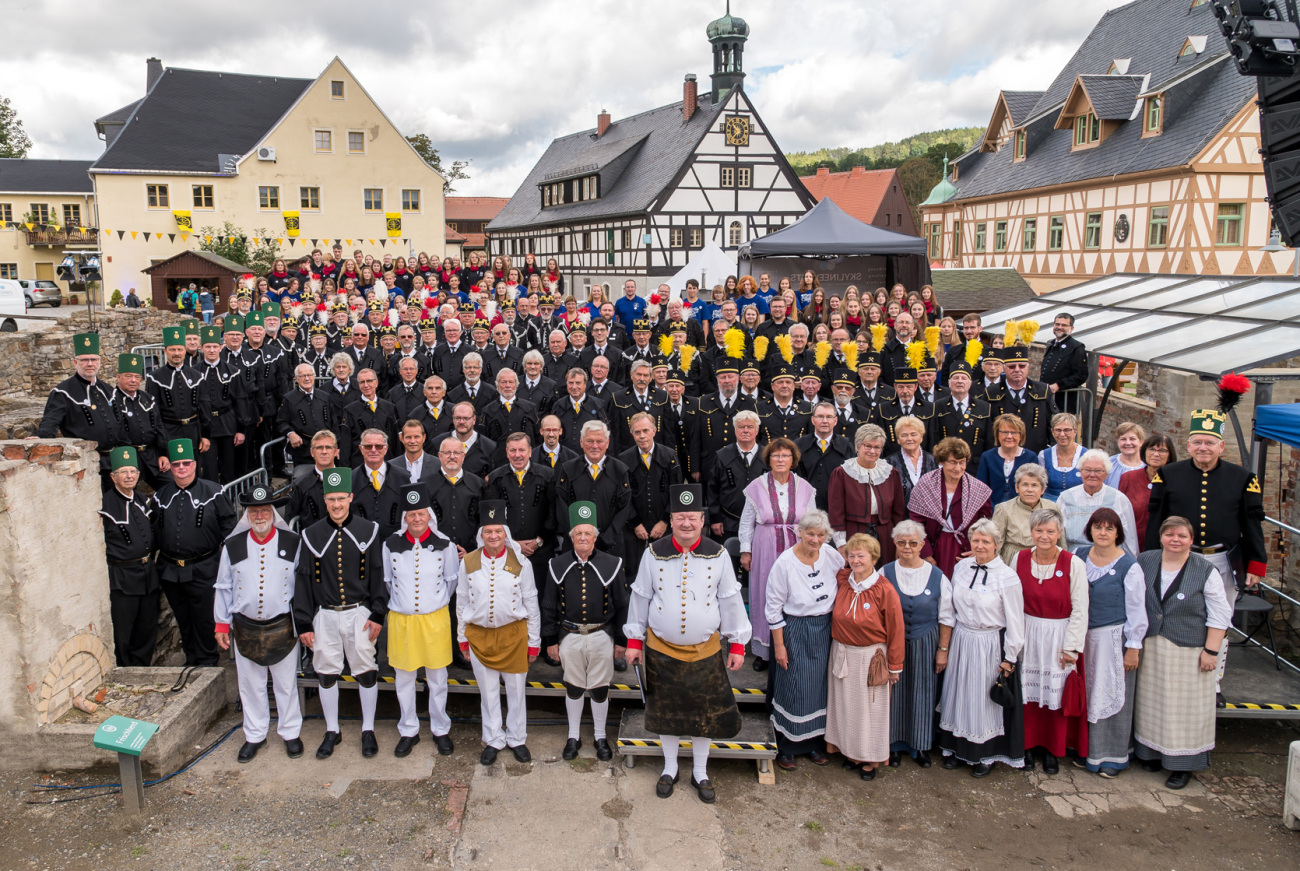 Das Erinnerungsfoto aller Teilnehmer des Bergmännischen Chortreffens zum 6. Sächsischen Bergmanns-, Hütten- und Knappentag 2022 in Olbernhau