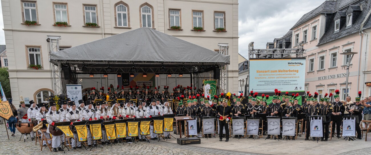 Die rund 130 Musiker nehmen den Beifall der Zuhörer entgegen