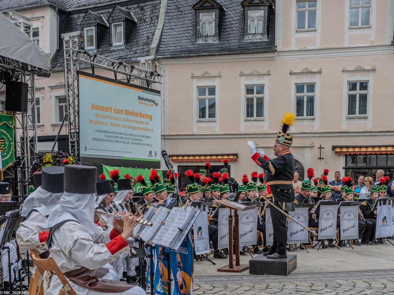 130 Musiker fest im Griff hat Landesbergmusikdirektor Jens Bretscheider beim Steigerlied