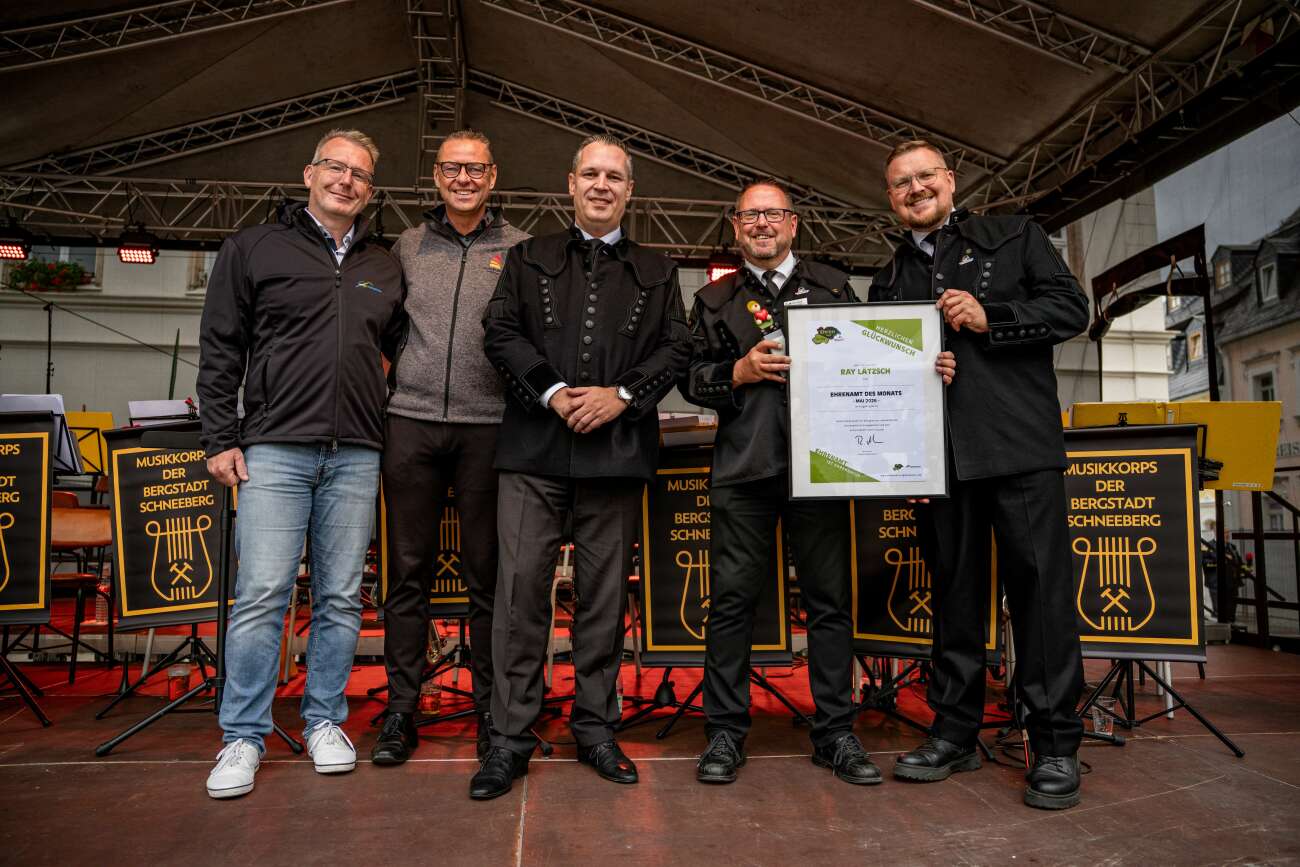 Sven Krüger – Landrat Mittelsachsen, Ingo Seifert – Bürgermeister Bergstadt Schneeberg, Rico Anton – Landrat Erzgebirgskreis, Ray Lätzsch – Vorsitzender Sächsischer Landesverband der Bergmanns-, Hütten- und Knappenvereine e. V., Steve Ittershagen – Geschäftsführer Welterbe Montanregion Erzgebirge e. V., (Foto: Tim Fischer │ Instagram: @fotograf.tim)